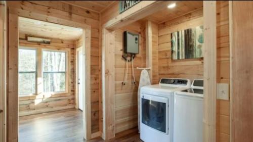 Beautiful Spacious Cozy 3-Bedroom New Cabin in Sevierville With Wi-Fi in Sevierville, USA