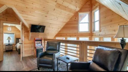 Beautiful Spacious Cozy 3-Bedroom New Cabin in Sevierville With Wi-Fi in Sevierville, USA