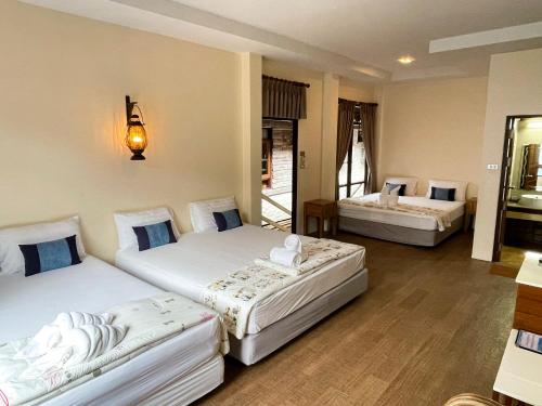 2 king beds, 1 queen bed