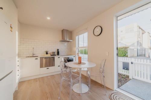 Garden View 2-Bedroom Getaway in Christchurch in Phillpstown