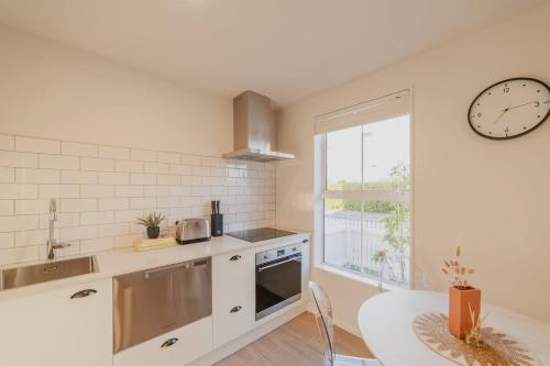 Garden View 2-Bedroom Getaway in Christchurch in Phillpstown