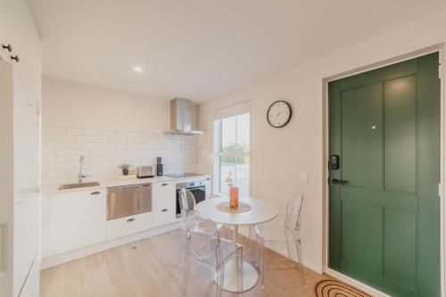 Garden View 2-Bedroom Getaway in Christchurch in Phillpstown