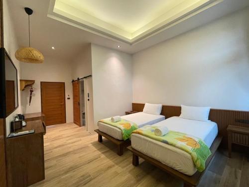 2 twin beds