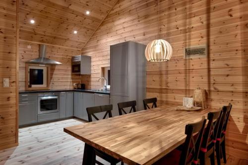 Accessible Nature Cabin with Lake & Mountain Views - Solstråle Hytte (Accessible Nature Cabin with Lake & Mountain Views - Solstrale Hytte) in วราดาล