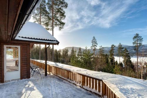 Accessible Nature Cabin with Lake & Mountain Views - Solstråle Hytte (Accessible Nature Cabin with Lake & Mountain Views - Solstrale Hytte) in วราดาล