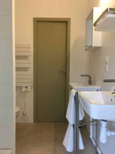 Studio calme idéal pour déplacement professionnel, dans une maison (Studio calme ideal pour deplacement professionnel, dans une maison) in Су