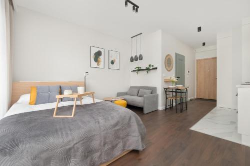 Air-conditioned Studio with Parking and Balcony Zabrska Global Office Park by Noclegi Renters - image 2