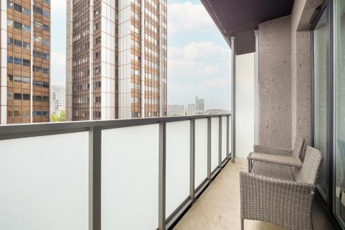 Air-conditioned Studio with Parking and Balcony Zabrska Global Office Park by Noclegi Renters - image 5
