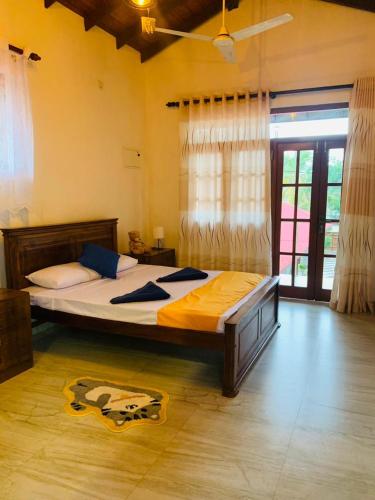 Deluxe Double Room with Balcony image 2