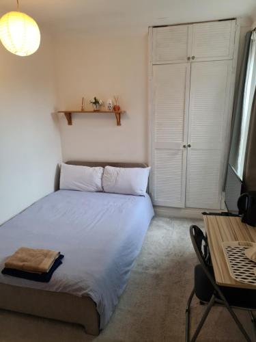 A private & beautiful bedroom with shared bathroom in the heart of Bournemouth in Bournemouth Suburbs