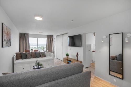 Charming Studio - Stunning Panorama View in Laugardalur