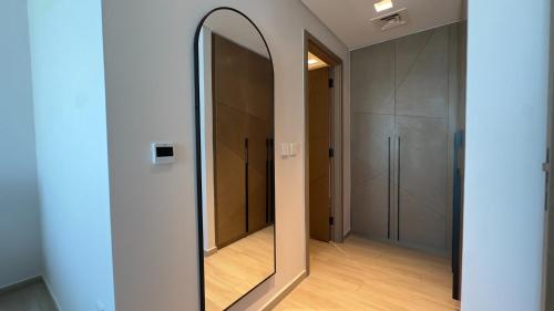 Luxury 2BR w Waterfront View & Smart Controls by Vibel, Dubai (photo 4)