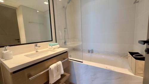 Luxury 2BR w Waterfront View & Smart Controls by Vibel, Dubai (photo 3)