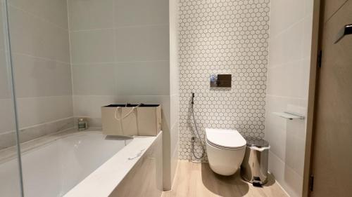 Luxury 2BR w Waterfront View & Smart Controls by Vibel, Dubai (photo 2)