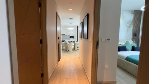 Luxury 2BR w Waterfront View & Smart Controls by Vibel, Dubai (photo 7)