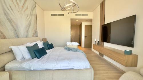 Luxury 2BR w Waterfront View & Smart Controls by Vibel, Dubai (photo 9)