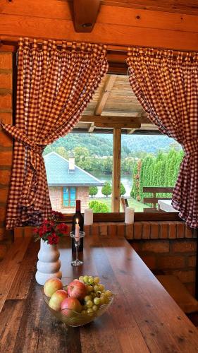 Vukova brvnara in Podnemić