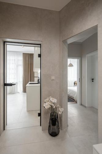 Top Centre Bright & Sunny Stylish Apt with 2BDR and 2BTH 5