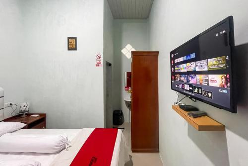 RedDoorz near Kantor Bupati Tapanuli Tengah Aek Tolang in Aek Tolang