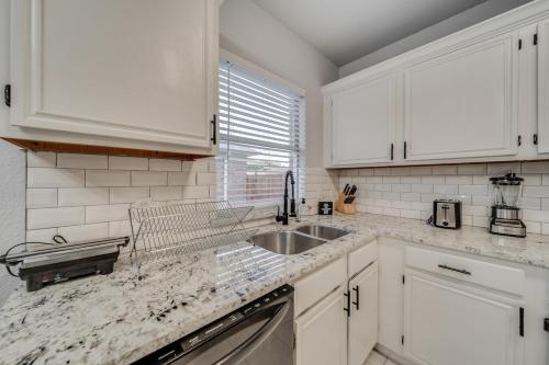 Sun And Fun In Extremely Spacious Grand Home in Grand Prairie, USA