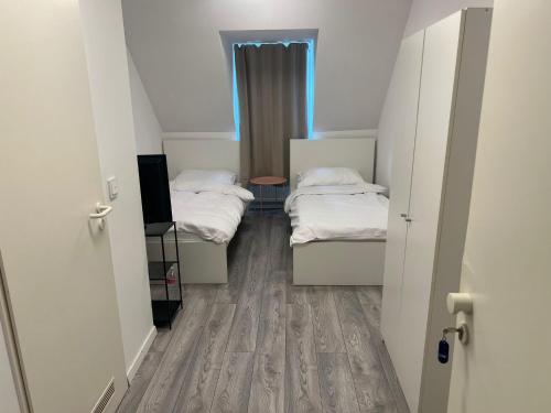 2 twin beds
