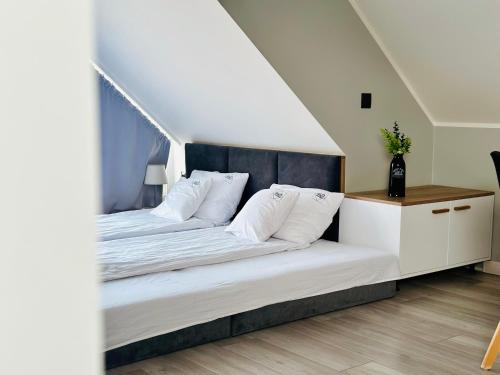 1 king bed, 1 twin bed