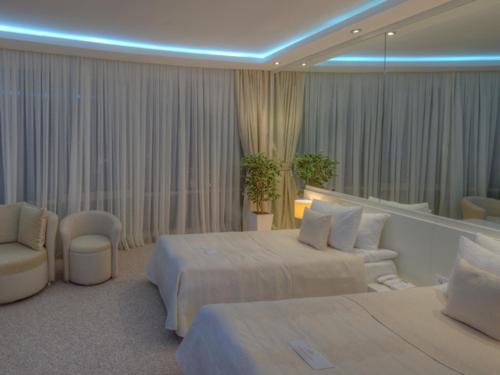2 twin beds