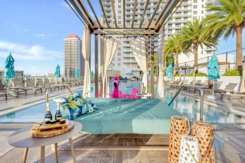 Luxury Penthouse -Awesome Views-Pools - Free Parking in Hollywood, USA