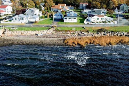 Beachfront NEW Pool HotTub Sauna and Panoramic view in Somerset (MA)
