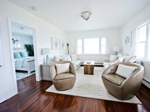 Beachfront NEW Pool HotTub Sauna and Panoramic view in Somerset (MA)