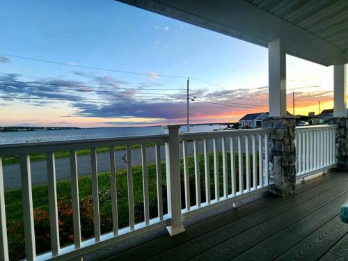 Beachfront NEW Pool HotTub Sauna and Panoramic view in Somerset, USA