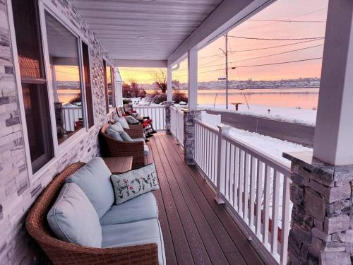 Beachfront NEW Pool HotTub Sauna and Panoramic view in Somerset