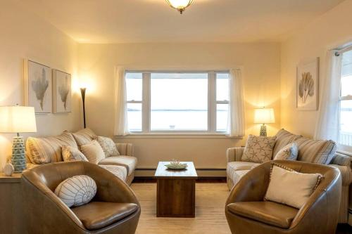 Beachfront NEW Pool HotTub Sauna and Panoramic view in Somerset (MA)