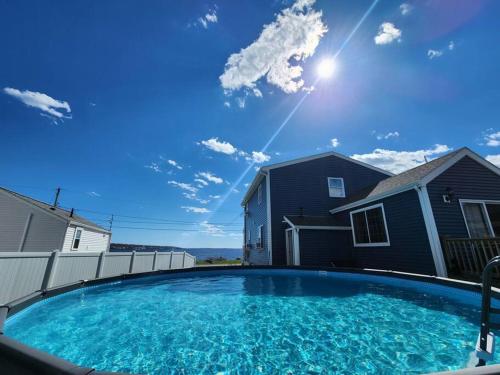 Zwembad, Beachfront NEW Pool HotTub Sauna and Panoramic view in Somerset (MA)