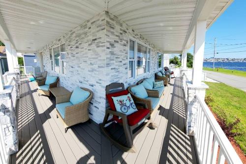 Beachfront NEW Pool HotTub Sauna and Panoramic view in Somerset (MA)