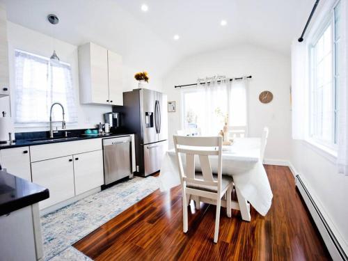 Beachfront NEW Pool HotTub Sauna and Panoramic view in Somerset (MA)