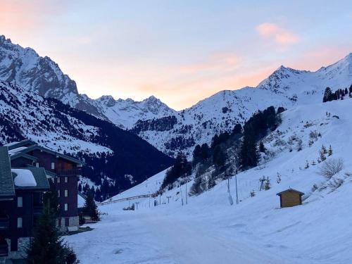 Charmant Duplex Méribel, 4 Chambres, Pieds des Pistes - FR-1-355-3 (Charmant Duplex Meribel, 4 Chambres, Pieds des Pistes - FR-1-355-3) in เมอริเบล มอตตาเรต