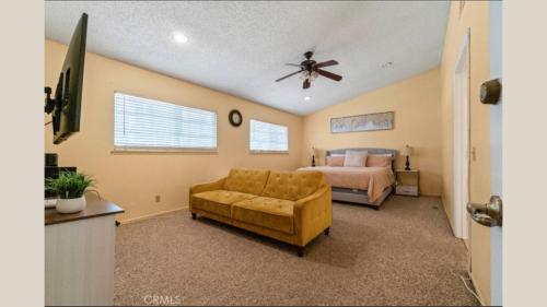 Valley Gem, luxurious 5 bedroom 3 bath, sleeps 12 in Los Angeles, USA