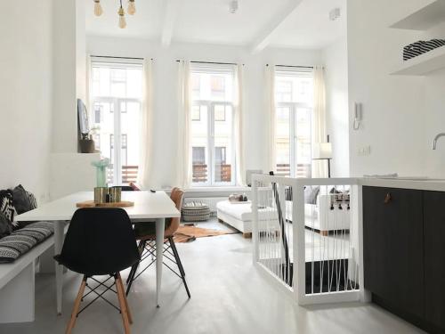 Bright and sunny stylish 4br apartment!