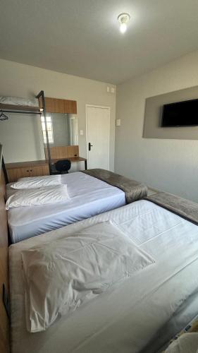 1 double bed, 1 twin bed