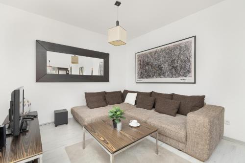 Przestronny Apartament w Krakowie z Biurkiem, Parkingiem i Wanną by Noclegi Renters, Kraków