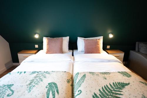 2 twin beds, 1 sofa bed