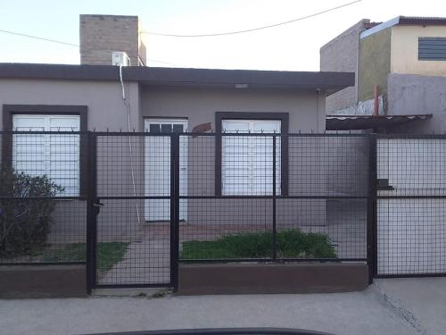. Cabaña Bello Horizonte, Ideal para descansar muy bien y seguir viaje, dormitorios individuales según cantidad huéspedes, cochera privada doble, asador y parque 3 5 3 5 0 8 5 9 0 6