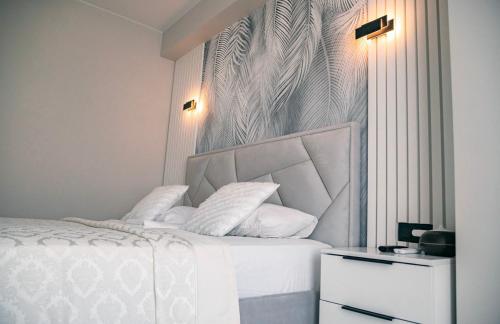 1 queen bed, 1 sofa bed