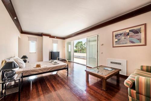 A charming cosy atmosphere greets you at this impressive villa located in... - image 3