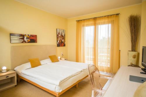 2 twin beds, 1 sofa bed