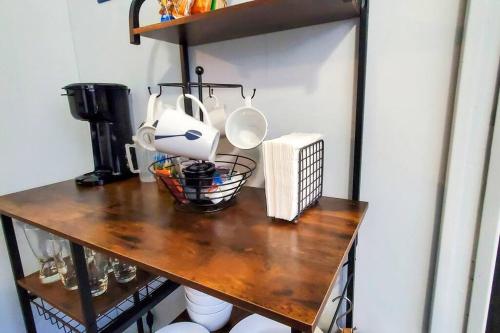 Cozy Bungalow 10 Min to DTWN CLE in Euclid, USA