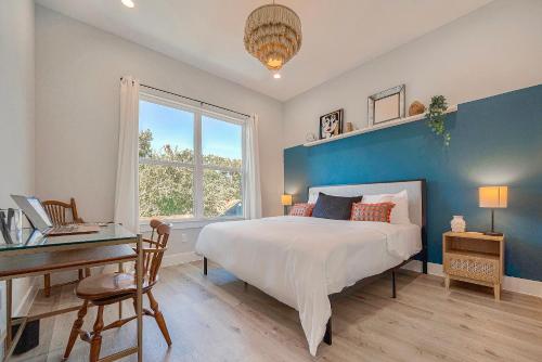 3BR Modern Boho Retreat Near Downtown- Enjoy Games, Books, Fast WiFi & King Bed! in Houston, USA