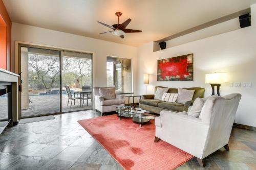 Luxe Couples Retreat with Pool and Outdoor Kitchen! in 沙漠景觀村