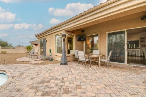 Luxe Couples Retreat with Pool and Outdoor Kitchen! in 沙漠景觀村